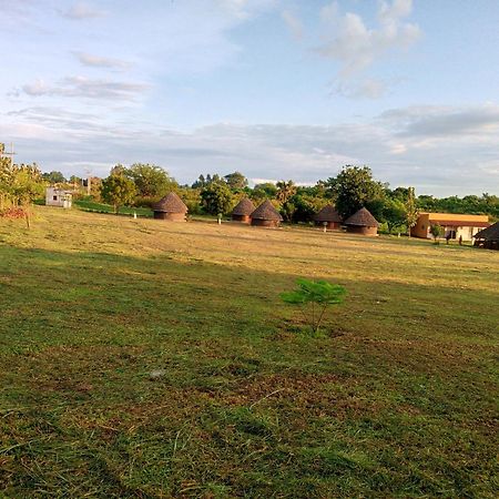 Purongo Grassroots Cottages Murchsion Falls מראה חיצוני תמונה